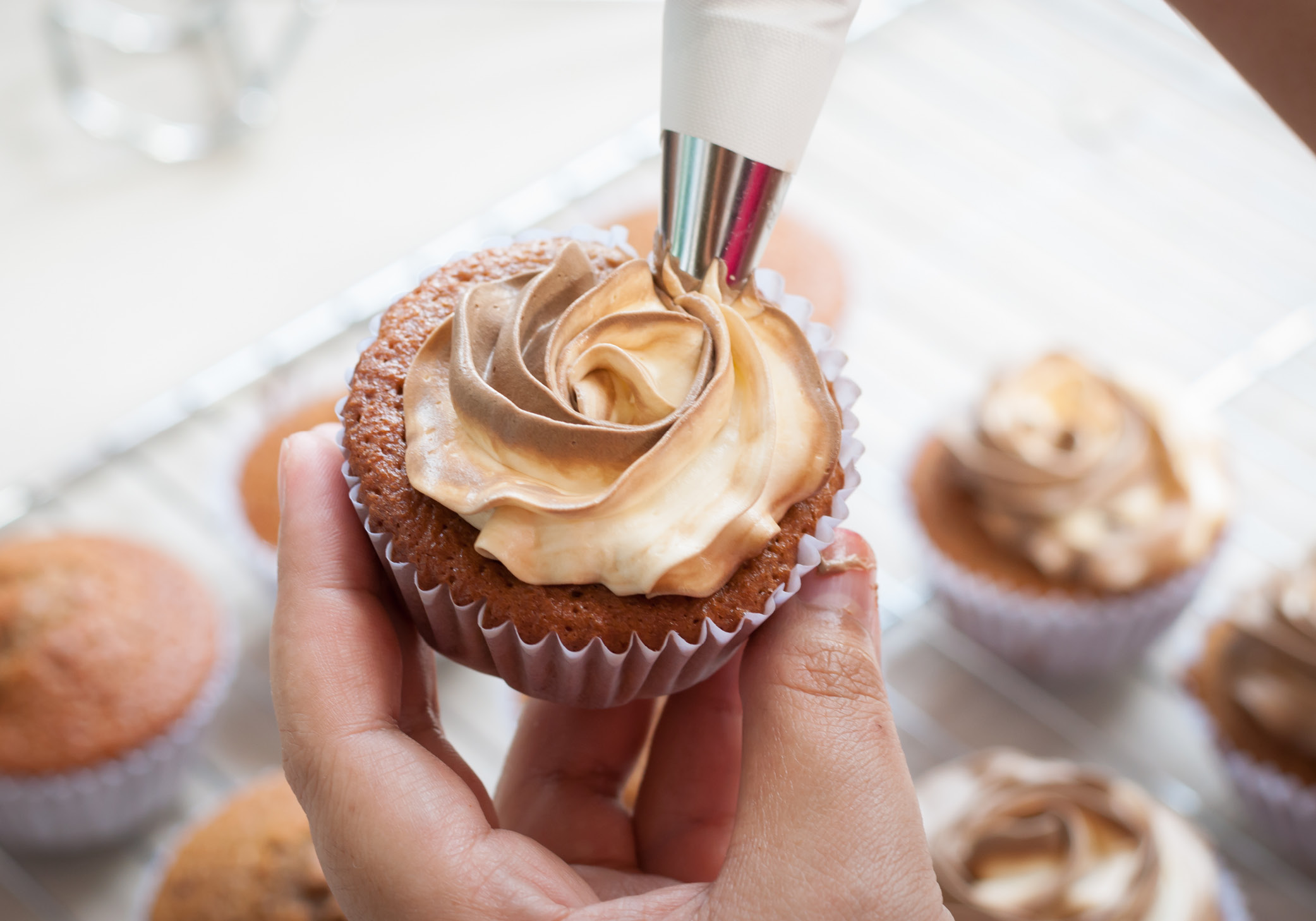 decorating cupcake